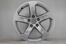 Laden Sie das Bild in den Galerie-Viewer, 1x Alufelge 17 Zoll 7.5&quot; 5x112 43ET Glanz Silber 8V0601025DP Audi Rim Wheel