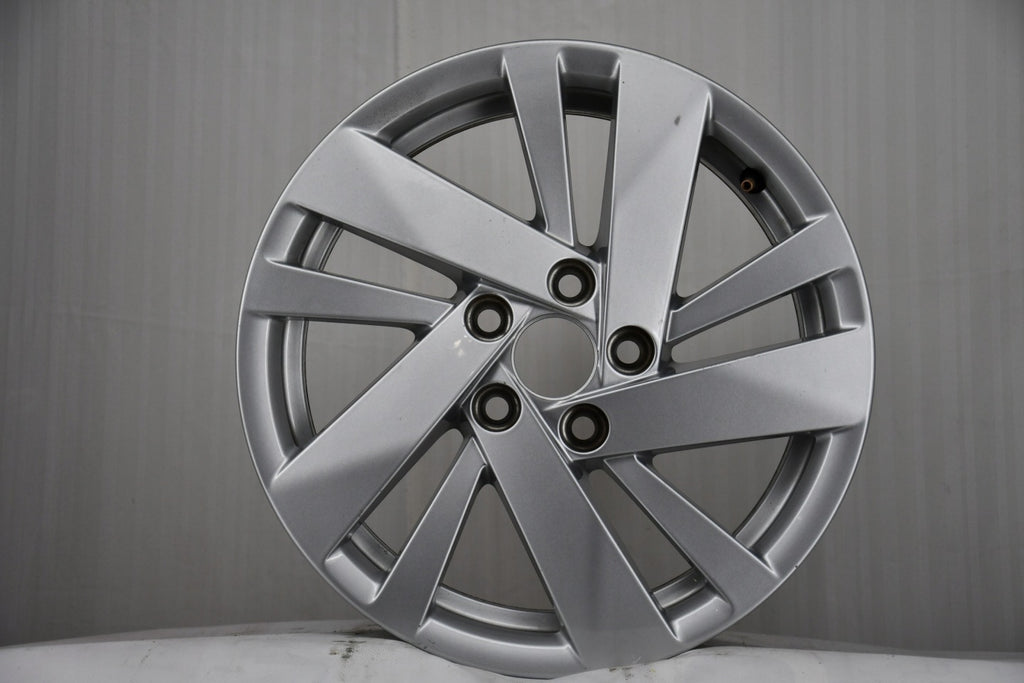 1x Alufelge 15 Zoll 5.5" 5x100 40ET Glanz Silber 2G0601025BB VW Polo Rim Wheel FEL9136753399ln