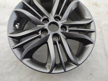 Laden Sie das Bild in den Galerie-Viewer, 1x Alufelge 17 Zoll 6.5&quot; 5x114.3 50ET Glanz Graphit 52910-2Y600 Hyundai