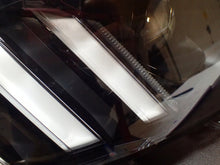 Laden Sie das Bild in den Galerie-Viewer, Frontscheinwerfer Peugeot 2008 II 9823193480 Ein Stück (Rechts oder Links)