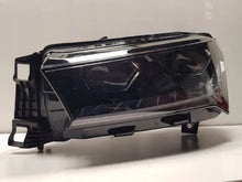 Laden Sie das Bild in den Galerie-Viewer, Frontscheinwerfer Skoda Enyaq IV 5LB941015A LED Links Scheinwerfer Headlight