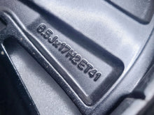 Laden Sie das Bild in den Galerie-Viewer, 1x Alufelge 17 Zoll 6.5&quot; 5x112 41ET Glanz Silber 3V0601025AH Mg Superb Iii