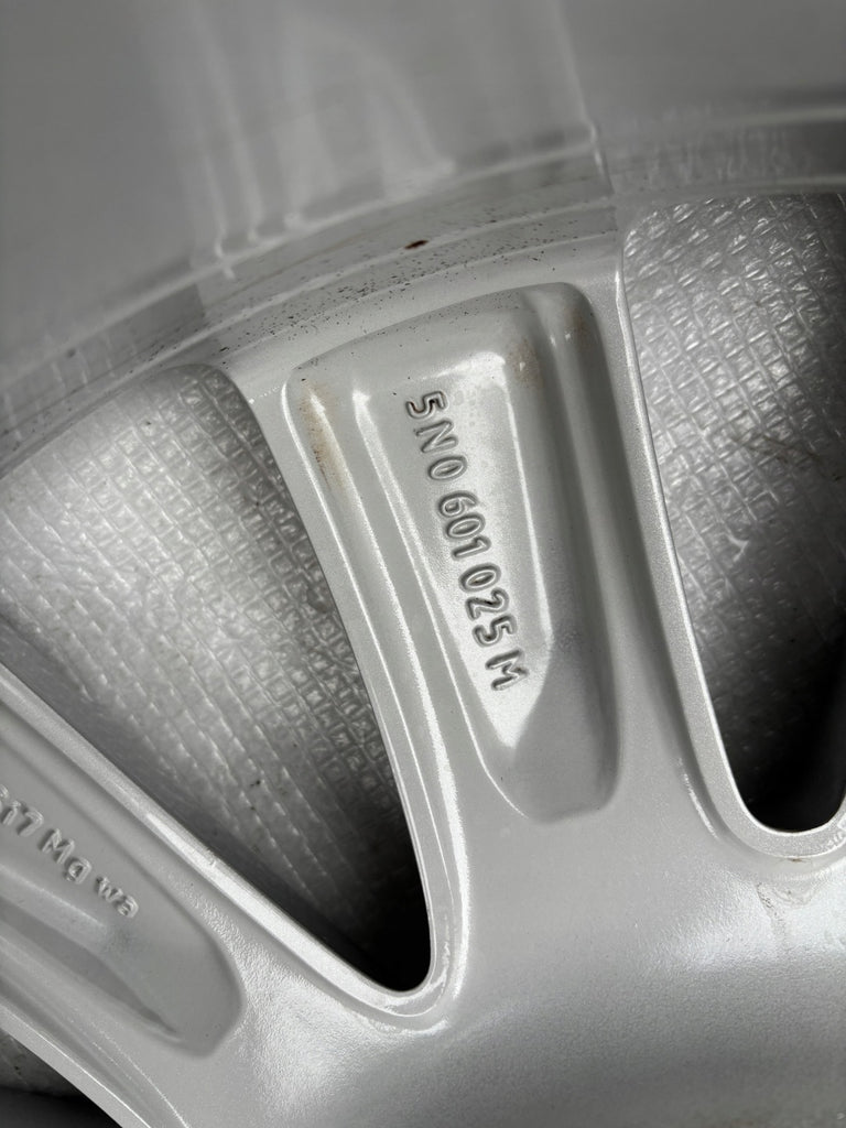 1x Alufelge 17 Zoll 7.0" 5x112 43ET Glanz Silber 5N0601025M VW I Rim Wheel FEL3918556252of