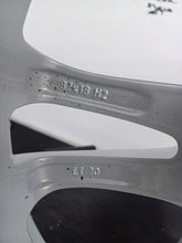 Laden Sie das Bild in den Galerie-Viewer, 1x Alufelge 18 Zoll 8.0" 5x120 30ET Glanz Silber BMW 1 Rim Wheel FEL5182501097hs