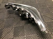 Laden Sie das Bild in den Galerie-Viewer, Frontscheinwerfer Toyota Corolla 81110-02S60 LED Rechts Scheinwerfer Headlight SCH8445428413ui