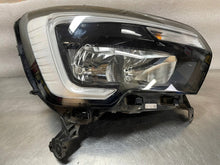 Laden Sie das Bild in den Galerie-Viewer, Frontscheinwerfer Renault Master 260105567R Halogen Rechts Headlight