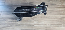 Laden Sie das Bild in den Galerie-Viewer, Frontscheinwerfer Renault Megane E-Tech 260606256R Links Scheinwerfer Headlight SCH2054050129rn