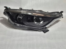 Laden Sie das Bild in den Galerie-Viewer, Frontscheinwerfer Toyota Yaris -24027-EUKO-6 Links Scheinwerfer Headlight SCH6113018553jk