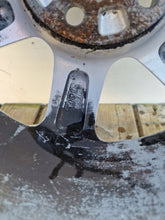 Laden Sie das Bild in den Galerie-Viewer, 1x Alufelge 15 Zoll 6.5&quot; 5x112 43ET Glanz Silber 1U0601025A Skoda Rim Wheel