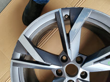 Laden Sie das Bild in den Galerie-Viewer, 1x Alufelge 20 Zoll 8.0" 5x112 45ET Glanz Schwarz 5LA601025D Skoda Enyaq FEL4147432848vb