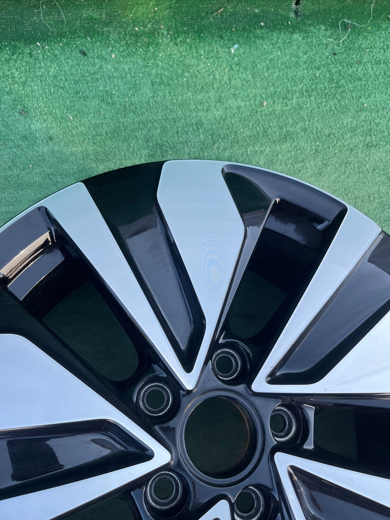 1x Alufelge 17 Zoll 7.0" 5x112 45ET Glanz Silber 2GA601025AR Mg T-Roc Rim Wheel