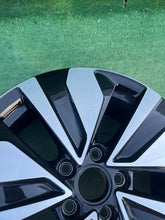 Laden Sie das Bild in den Galerie-Viewer, 1x Alufelge 17 Zoll 7.0&quot; 5x112 45ET Glanz Silber 2GA601025AR Mg T-Roc Rim Wheel