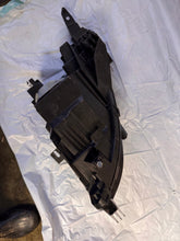 Laden Sie das Bild in den Galerie-Viewer, Frontscheinwerfer Ford Courier III R2X613W029 Rechts Scheinwerfer Headlight SCH8243346156su