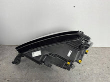 Laden Sie das Bild in den Galerie-Viewer, Frontscheinwerfer Skoda Karoq 57B941010 Rechts Scheinwerfer Headlight SCH8304027643he