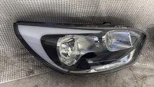 Laden Sie das Bild in den Galerie-Viewer, Frontscheinwerfer Kia Rio Rechts Scheinwerfer Headlight SCH5520906520zz