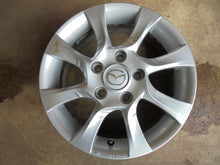 Laden Sie das Bild in den Galerie-Viewer, 1x Alufelge 15 Zoll 6.0&quot; 5x114.3 50ET Glanz Silber Mazda Rim Wheel