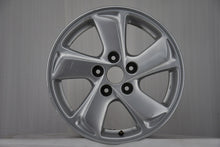 Load image into Gallery viewer, 1x Alufelge 16 Zoll 6.5" 5x114.3 45ET Glanz Silber 52910-2Y100 Hyundai I FEL9448144634lo