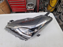 Laden Sie das Bild in den Galerie-Viewer, Frontscheinwerfer Toyota Yaris 56464-51653 LED Links Scheinwerfer Headlight SCH2717814082cv