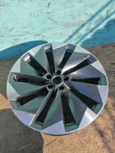 Laden Sie das Bild in den Galerie-Viewer, 1x Alufelge 21 Zoll 8.5" 5x112 5LA601025BM Skoda Enyaq Rim Wheel FEL6666940477fx