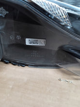 Laden Sie das Bild in den Galerie-Viewer, Frontscheinwerfer Peugeot Expert 9808235780-00 Xenon Rechts Headlight