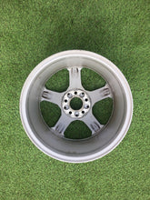 Laden Sie das Bild in den Galerie-Viewer, 1x Alufelge 17 Zoll 8.0" 5x112 57ET Glanz Silber A2044010104 Mercedes-Benz W204 FEL6334726075ic