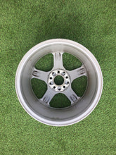 Laden Sie das Bild in den Galerie-Viewer, 1x Alufelge 17 Zoll 8.0" 5x112 57ET Glanz Silber A2044010104 Mercedes-Benz W204 FEL9710101666dl