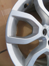Laden Sie das Bild in den Galerie-Viewer, 1x Alufelge 17 Zoll 7.0" 5x108 50ET Glanz Silber 31423874 Volvo V40 Cross FEL1416273285bo