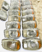 Laden Sie das Bild in den Galerie-Viewer, Frontscheinwerfer Mercedes-Benz W114 W115 10-101055 Rechts oder Links