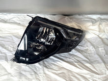 Laden Sie das Bild in den Galerie-Viewer, Frontscheinwerfer Ford Courier 11071087F R2X6-13E015-AG Links Headlight SCH1200857509dz