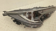 Laden Sie das Bild in den Galerie-Viewer, Frontscheinwerfer Toyota Corolla 81110-02S70 LED Rechts Scheinwerfer Headlight