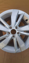 Laden Sie das Bild in den Galerie-Viewer, 1x Alufelge 15 Zoll 5.5&quot; 5x100 40ET 2G0601025N VW Polo Rim Wheel