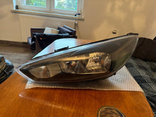 Laden Sie das Bild in den Galerie-Viewer, Frontscheinwerfer Ford Focus F1EB-13W030-AGB Links Scheinwerfer Headlight