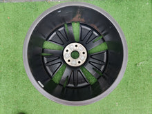 Laden Sie das Bild in den Galerie-Viewer, 1x Alufelge 19 Zoll 8.0" 5x112 45ET Glanz Silber 5LA601025A Skoda Enyaq FEL8350997849ml