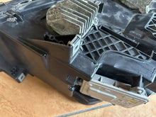 Laden Sie das Bild in den Galerie-Viewer, Frontscheinwerfer BMW F11 F10 7378513 A9737851304 73785137410735 Xenon Links SCH3501036476wr