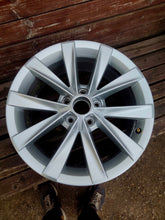 Laden Sie das Bild in den Galerie-Viewer, 1x Alufelge 17 Zoll 7.0" 5x112 42ET Glanz Silber 3AA601025R VW Passat B7 FEL6831351168ar