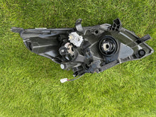 Laden Sie das Bild in den Galerie-Viewer, Frontscheinwerfer Toyota Corolla Verso 81070-0F101-00 Xenon Links Headlight SCH9121975516mv