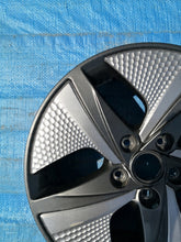Load image into Gallery viewer, 1x Alufelge 17 Zoll 7.0&quot; 5x114.3 53ET Glanz Silber 529100G2600 Hyundai Ioniq