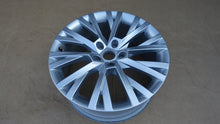 Load image into Gallery viewer, 1x Alufelge 18 Zoll 8.0" 5x112 44ET Glanz Silber 3V0601025AN Skoda Rim Wheel FEL1779046508bq