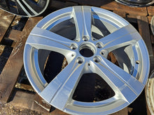Laden Sie das Bild in den Galerie-Viewer, 1x Alufelge 17 Zoll 8.0" 5x112 49 5ET Glanz Silber A2064014600 Mercedes-Benz FEL4597185239nf