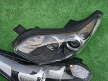 Load image into Gallery viewer, Frontscheinwerfer Kia 92102F1110 92101F1110 Ein Satz Scheinwerfer Headlight SCH7740589280ge