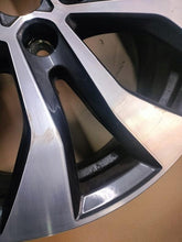 Load image into Gallery viewer, 1x Alufelge 17 Zoll 7.0&quot; 5x114.3 43ET Glanz Graphit 403007202R Mg Talisman