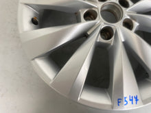 Laden Sie das Bild in den Galerie-Viewer, 1x Alufelge 16 Zoll 6.0" 5x100 38ET Glanz Silber 658601025B Skoda Kamiq FEL4582538521fr