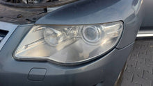 Load image into Gallery viewer, Frontscheinwerfer VW Touareg 7L6941031C Xenon Links Scheinwerfer Headlight