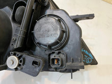 Laden Sie das Bild in den Galerie-Viewer, Frontscheinwerfer Kia Carnival I 92101-4D0XX Ein Stück (Rechts oder Links)