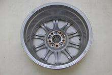Laden Sie das Bild in den Galerie-Viewer, 1x Alufelge 18 Zoll 8.0" 5x120 20ET Glanz Silber 8036570 BMW E60 E61 Rim Wheel FEL9013598932qx