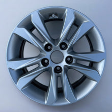 Laden Sie das Bild in den Galerie-Viewer, 1x Alufelge 16 Zoll 6.5&quot; 5x114.3 50ET Glanz Silber 52910A6370 Hyundai Elantra