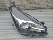 Laden Sie das Bild in den Galerie-Viewer, Frontscheinwerfer Toyota Yaris Rechts Scheinwerfer Headlight SCH8756557428bi