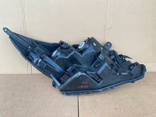 Laden Sie das Bild in den Galerie-Viewer, Frontscheinwerfer Toyota Aygo X 3329318 Links Scheinwerfer Headlight SCH8586436837bm