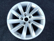 Laden Sie das Bild in den Galerie-Viewer, 1x Alufelge 17 Zoll 7.0" 5x112 40ET Glanz Silber 3V0601025C Skoda Superb Iii FEL7365126029qj