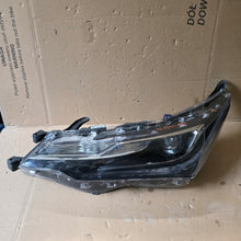 Load image into Gallery viewer, Frontscheinwerfer Toyota Corolla 81150-02L70 Links Scheinwerfer Headlight SCH5356640183ug
